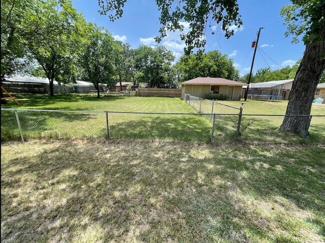 Building Photo - 204 Cedar Ln