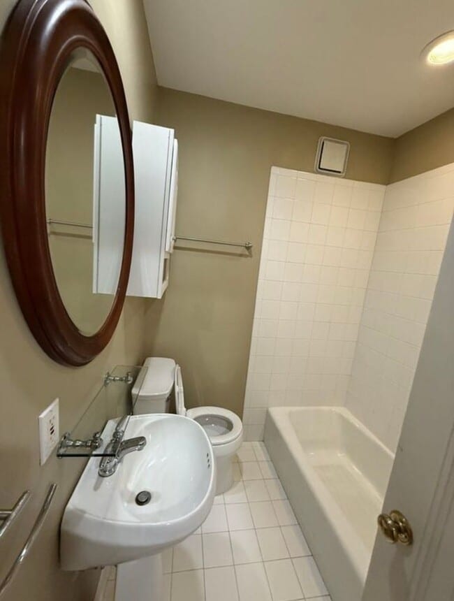 Building Photo - Gorgeous condo located in Summerville Clos...