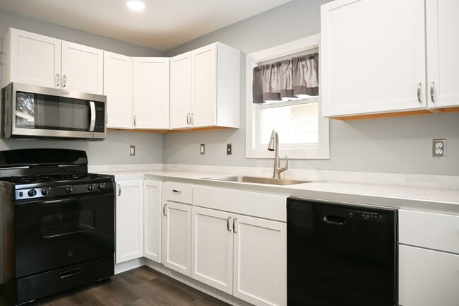 Building Photo - Gorgeous 3 Bed 1 Bath Home! Updated Applia...