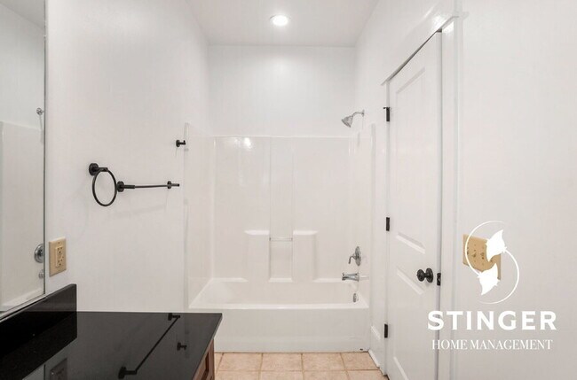 Building Photo - 14 Hayek St