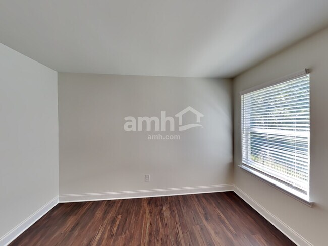 Building Photo - 1943 Windsor Park Ave