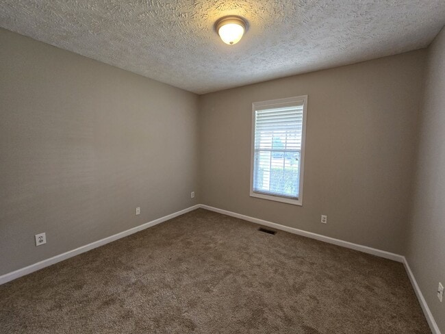 Building Photo - Grays Creek 4 Bedroom, 2 Bath with 2 Car G...