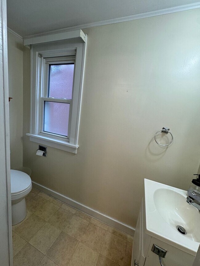 Building Photo - Three Bedroom Home Located in University Heights