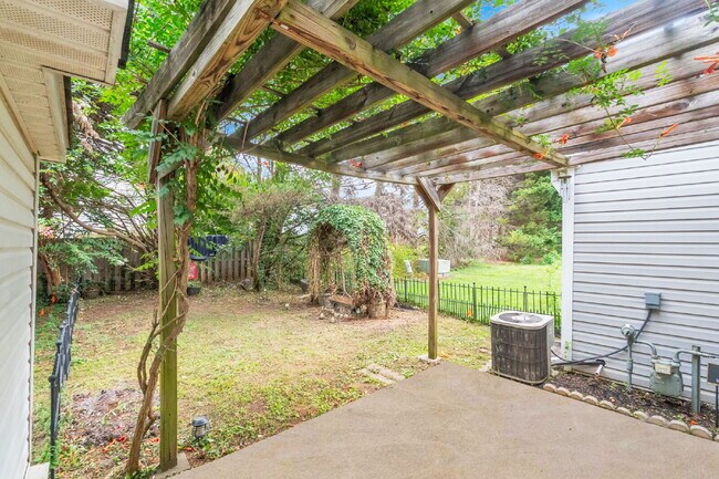 Building Photo - Beautifully Renovated Townhome (2BR/2.5BA)...