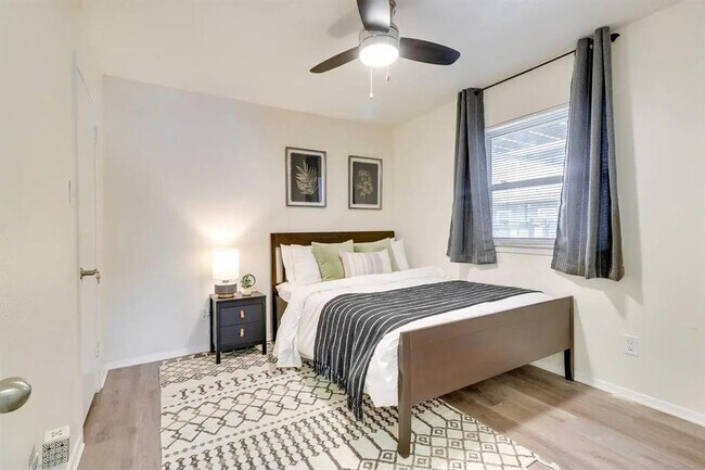 Building Photo - 2401 Manor Rd