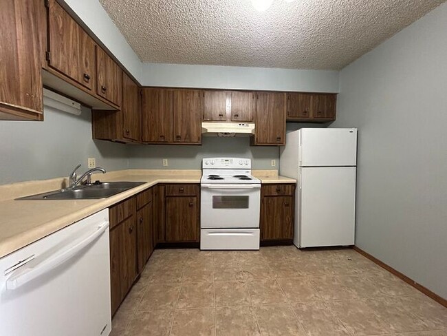 Building Photo - $1,000 | 2 Bedroom, 1 Bathroom Apartment |...