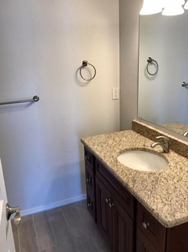 Building Photo - Beautiful remodeled duplex with granite co...