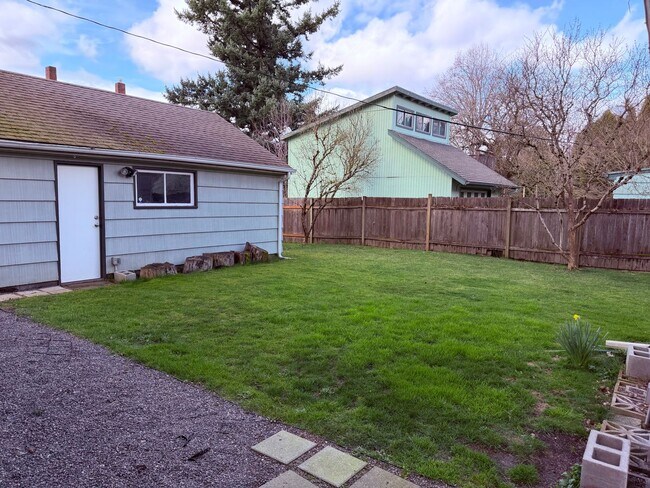 Building Photo - 3 Bedroom/1 Bath Bungalow in Woodstock neighborhood