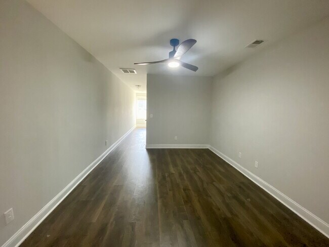 Building Photo - End Unit Townhouse in Cypress Ridge!
