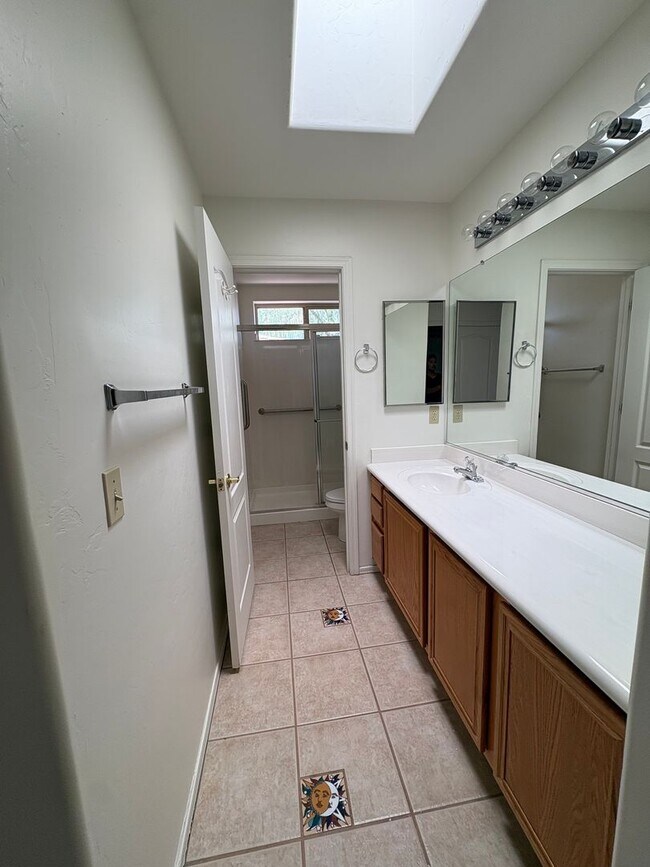 Building Photo - Well Maintained Home in  East Side Gated Community- 3Bd-A/C-Community Pools !!