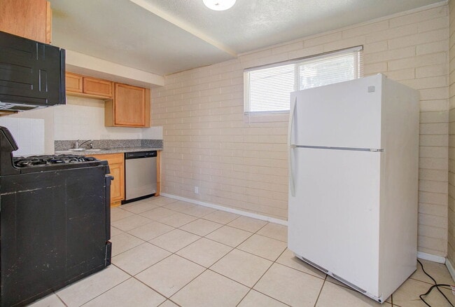 Building Photo - 2133 W Morten Ave