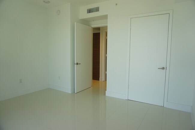 Building Photo - 1010 SW 2nd Ave