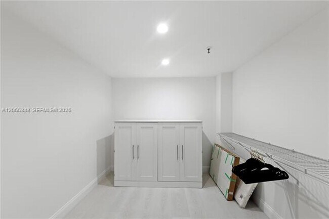 Building Photo - 1621 Collins Ave