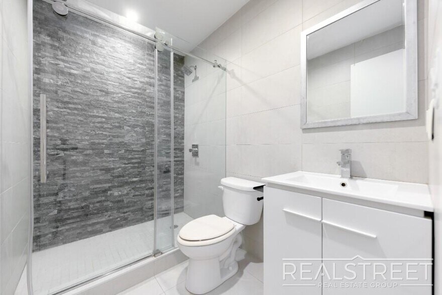 Building Photo - Stunning 2 BED w/ Balcony in Bushwick!