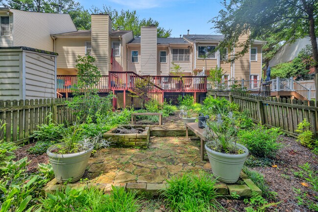 Building Photo - 586 Saint James Walk SE