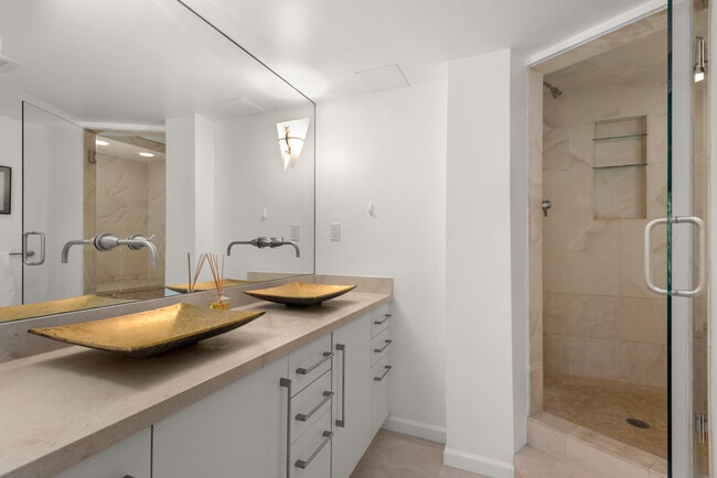 Building Photo - 916 E Hopkins Ave