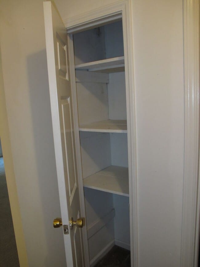 Building Photo - **WEST ATHENS DUPLEX** 2 Bed/1 Bath - JUST...