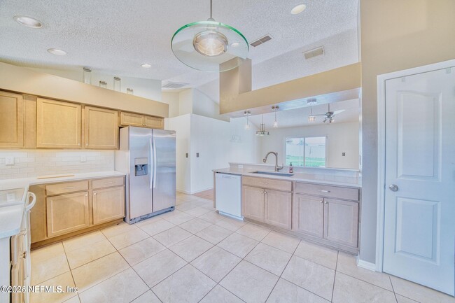 Building Photo - 5628 Loma Vista Dr W