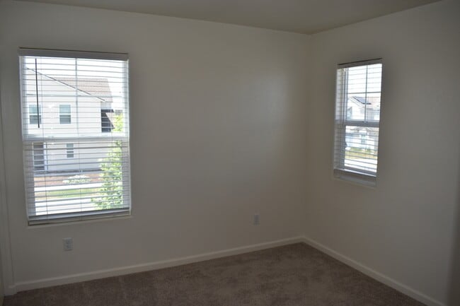 Building Photo - 698 Jessie Dr