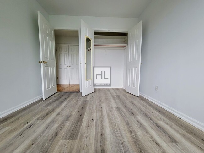 Building Photo - Extra Large 3BR/1.5 Bath Duplex in Bushwic...