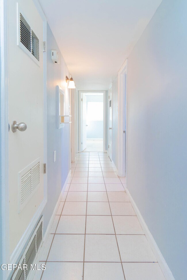 Building Photo - 451 Borrett St