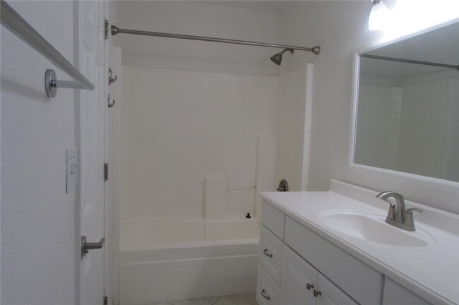 Building Photo - 548 Ramar Rd