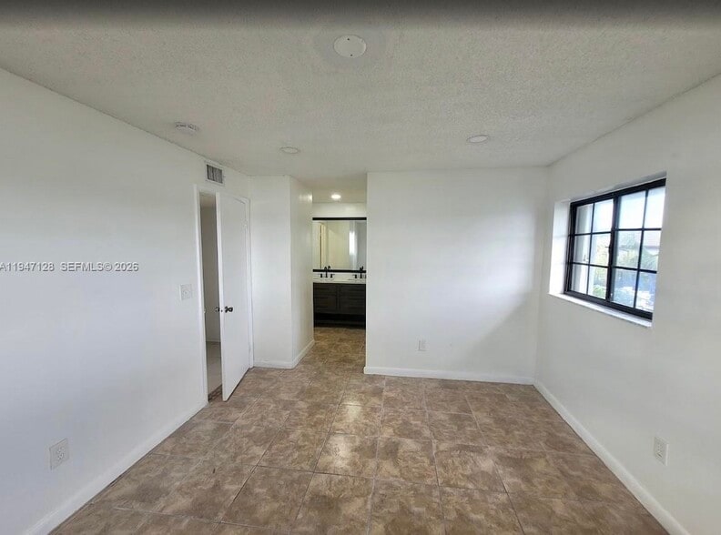 Building Photo - 468 NE 206th Ln