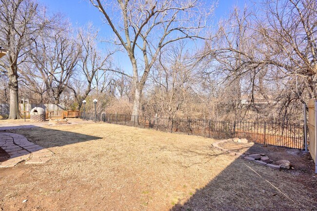 Building Photo - 4 bed 3 bath home!