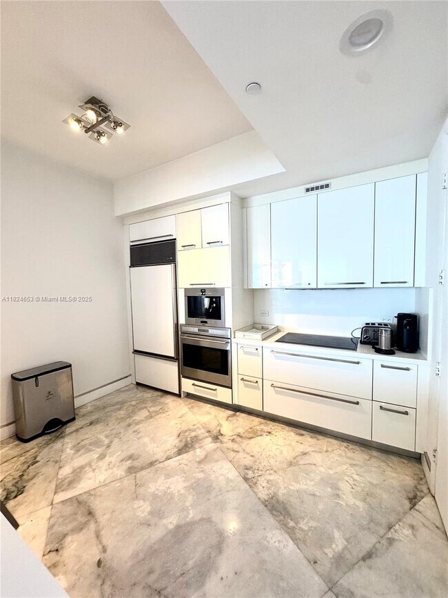 Building Photo - 16001 Collins Ave