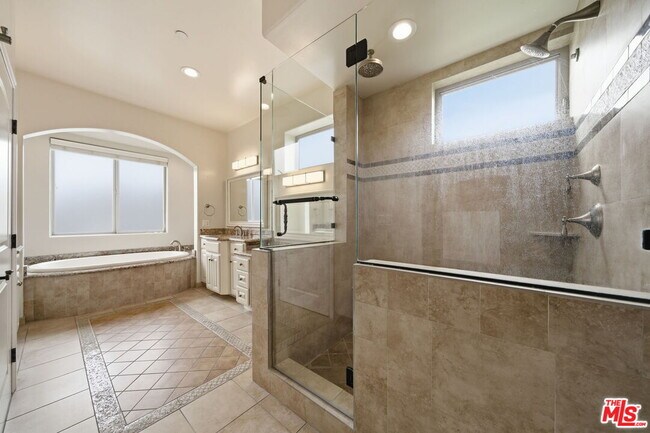 Building Photo - 320 S Swall Dr