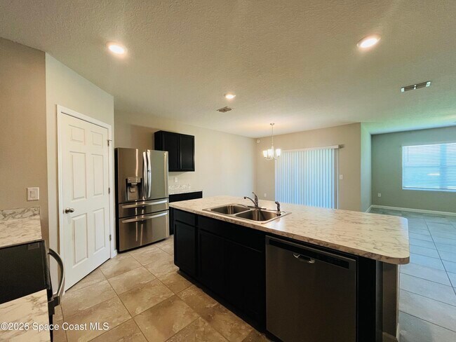Building Photo - 420 Sorrento Dr