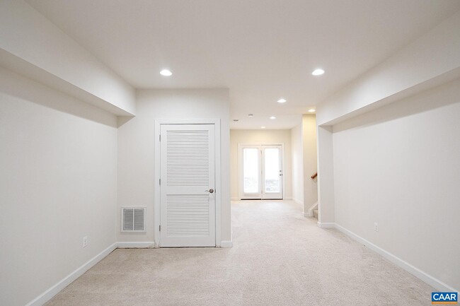 Building Photo - 2135 Saranac Ct