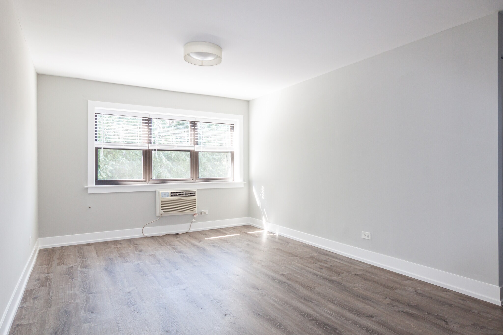 Building Photo - 454 W Barry Ave