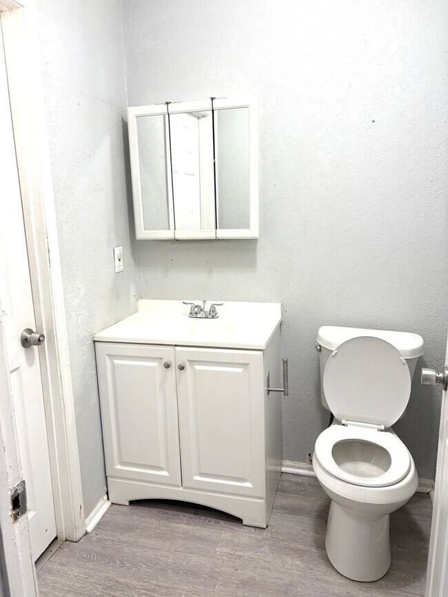 Building Photo - 1522-1522 E 50th St