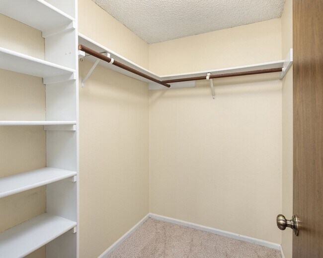 Building Photo - Spacious 2 bed, 1.25 bath, convenient loca...