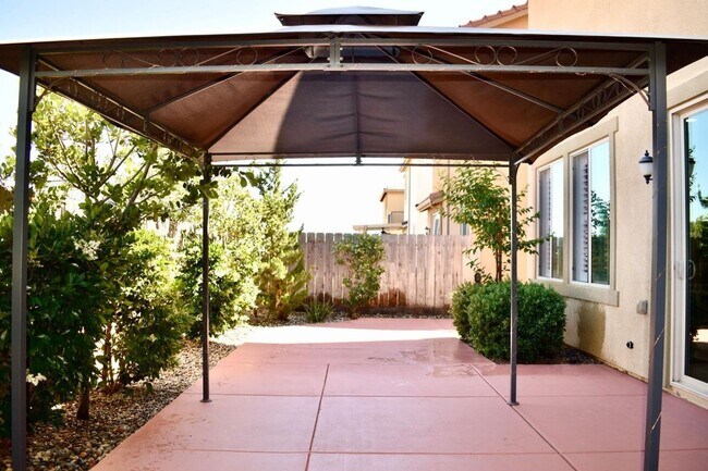 Building Photo - Stunning 3-Bedroom, 2.5-Bathroom Home for ...