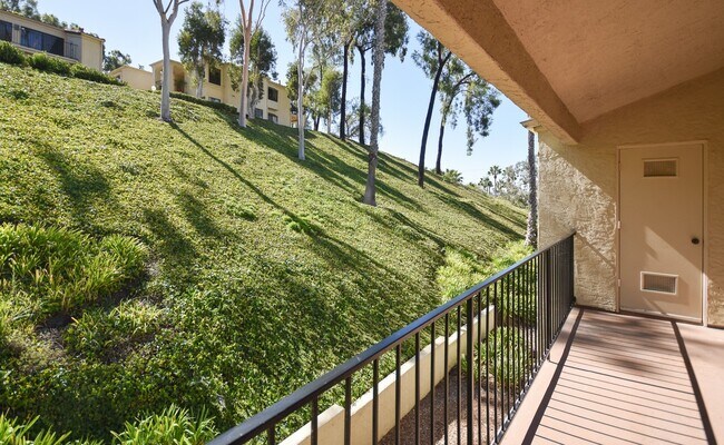 Building Photo - Cozy Upstairs Unit with Greenbelt View!