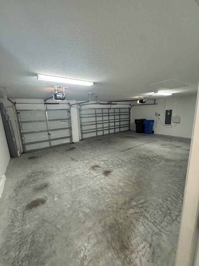 Building Photo - "Spacious 4-Bed Oasis with 2.5 Baths on Ra...
