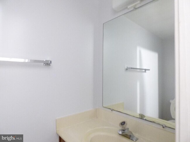 Building Photo - 6634 Westbury Oaks Ct