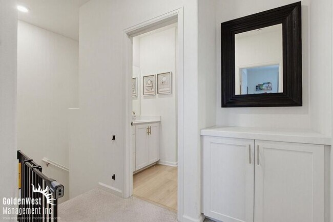 Building Photo - Modern 3Bdm 2.5Ba Unfurnished Town-Home in the Soltaire Community!