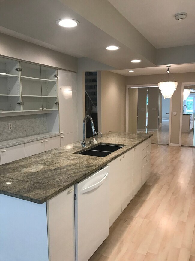 Building Photo - Solon 4 Bedroom Rental