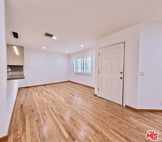 Building Photo - 805 N W Knoll Dr