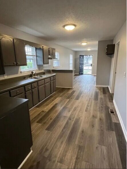 Building Photo - 1406 22nd Ave N