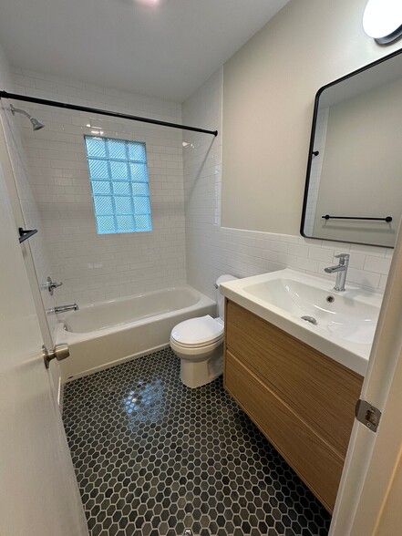 Bath 1 - 111 W 73rd St