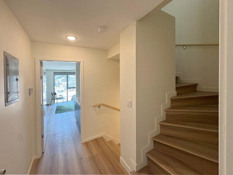 Building Photo - 4548 Huntington Dr S