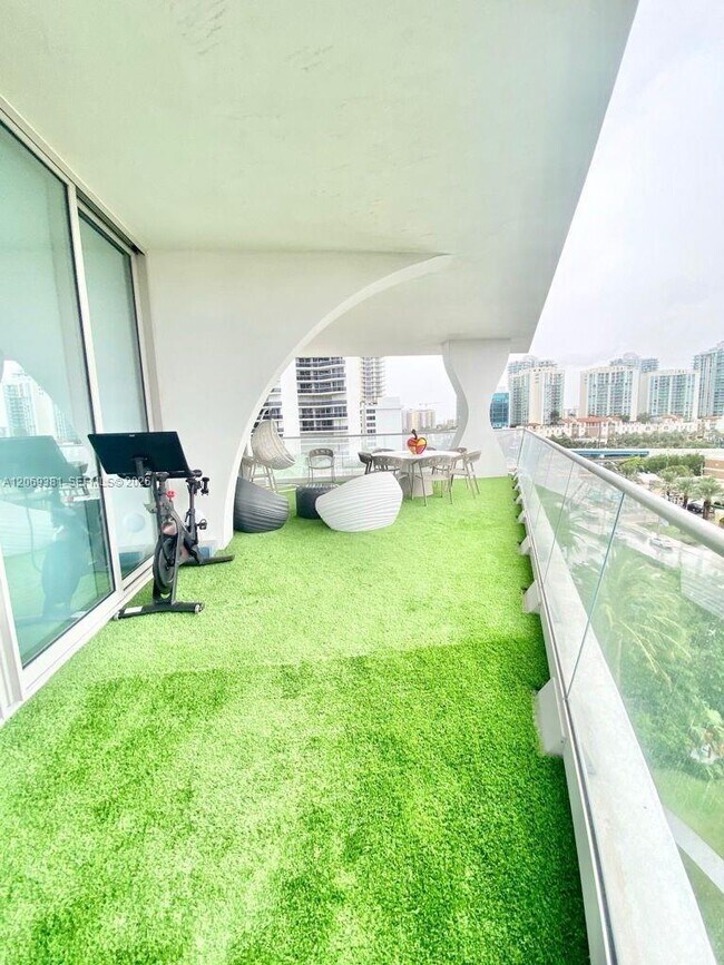 Building Photo - 16901 Collins Ave