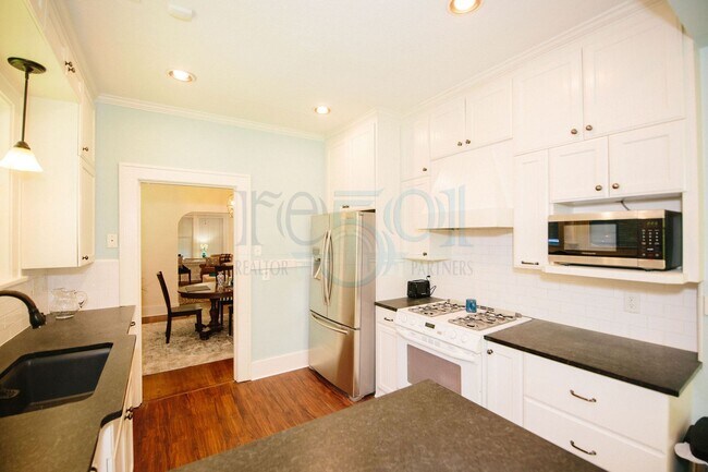Building Photo - Yellow Bungalow in Hillcrest