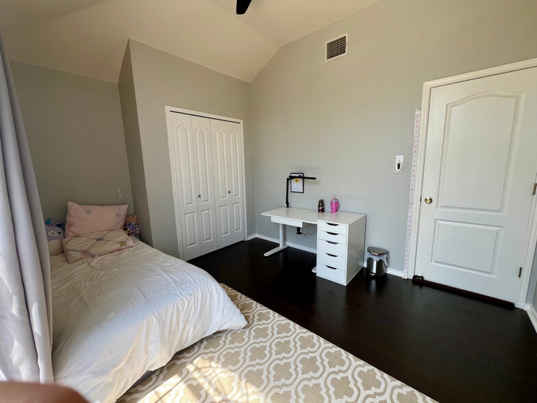 Building Photo - 6111 Wood Bayou