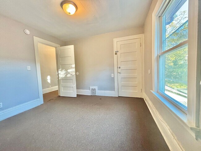 Building Photo - 215-217 Cedarwood Terrace