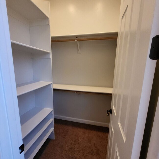 Building Photo - FIRST 2 WEEKS RENT FREE!!! BEAUTIFUL HOME ...